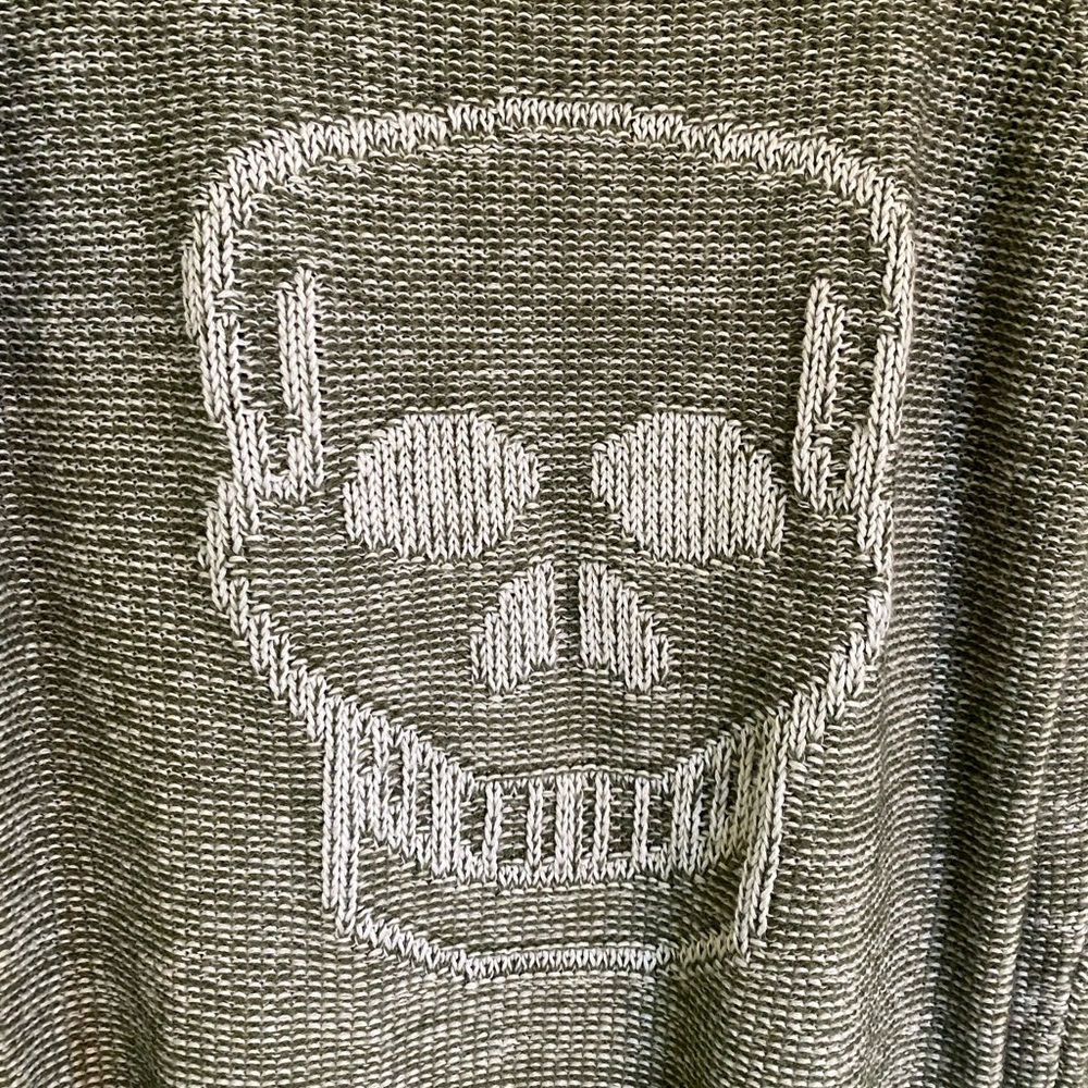 🎉HP🎉 Skull motif sweater 🌈 - Picture 2 of 5